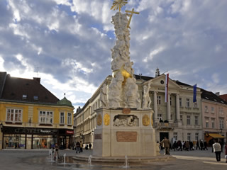 Bild: Baden Pestsäule und Rathaus