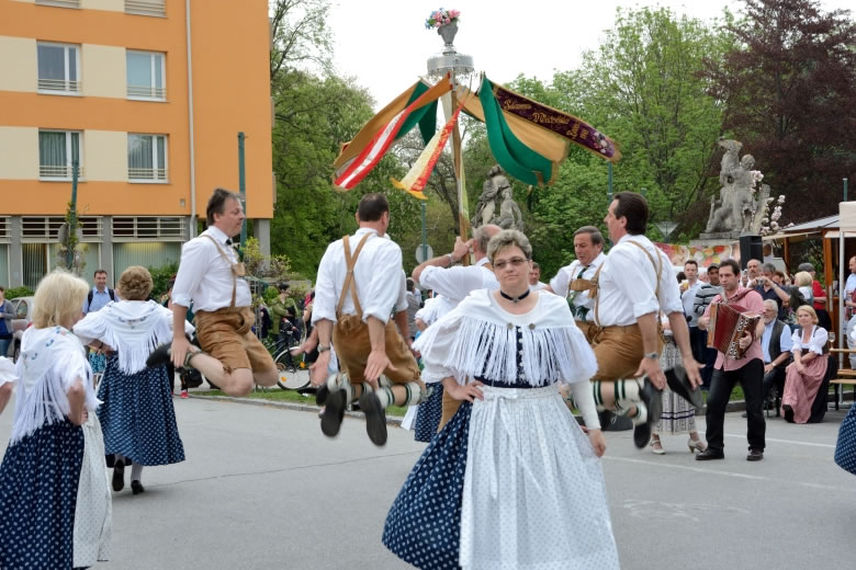 MAIBAUM-AUFSTELLEN