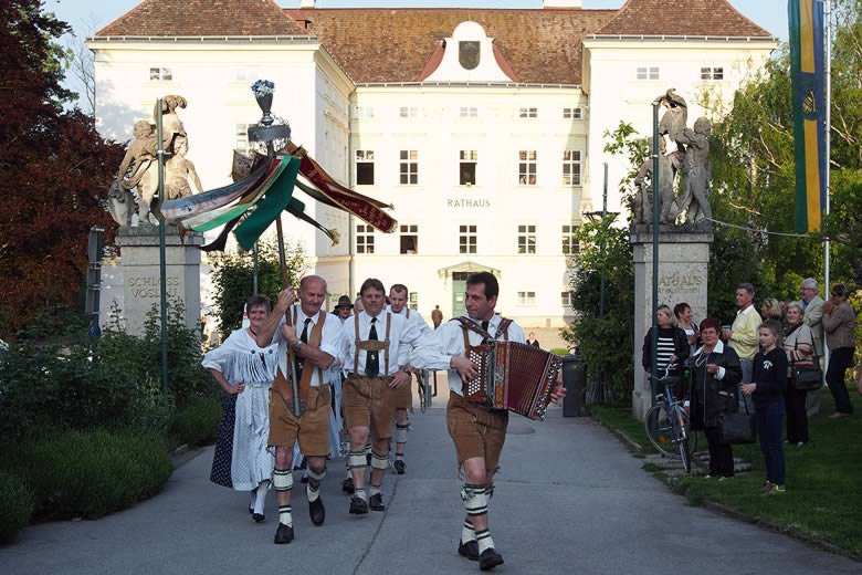 MAIBAUM-AUFSTELLEN