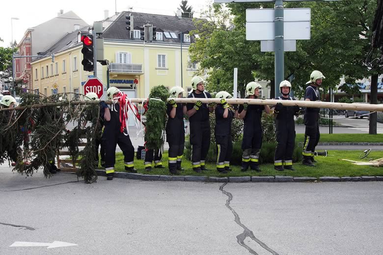 MAIBAUM-AUFSTELLEN